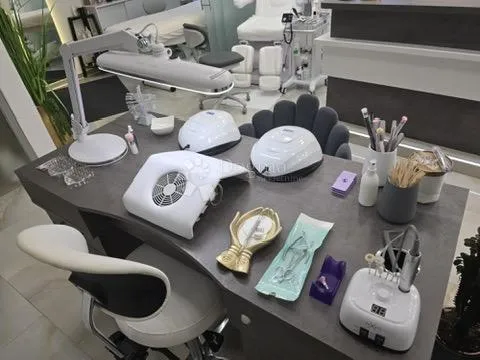 iznajmljuje se vrhunski opremljen kozmetički salon u srcu grada - slika 11