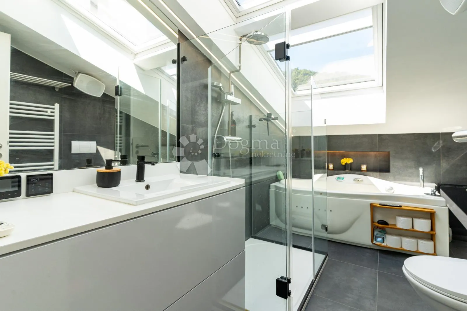 smart penthouse u centru samobora – terasa, garaža, lift, spa kupaonica - slika 9