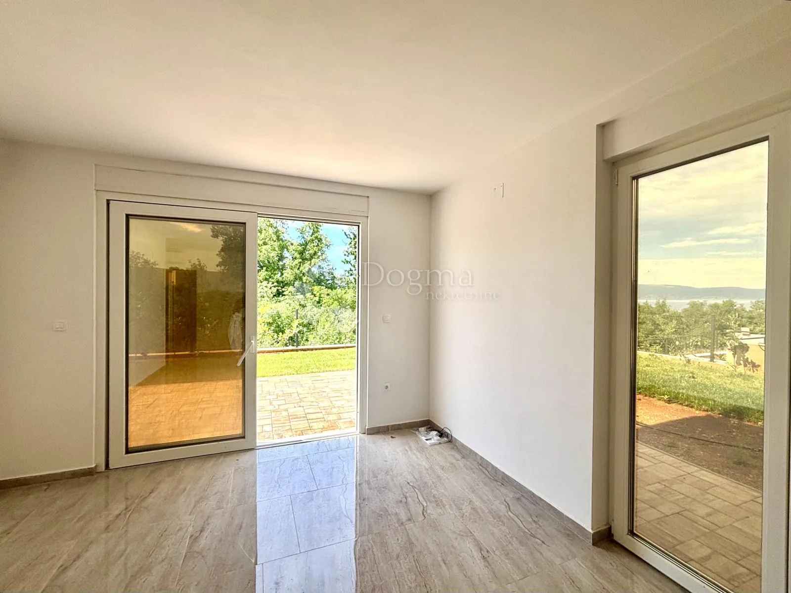 Luksuzan stan u novogradnji s vrtom i panoramskim pogledom na more - Njivice, Omišalj