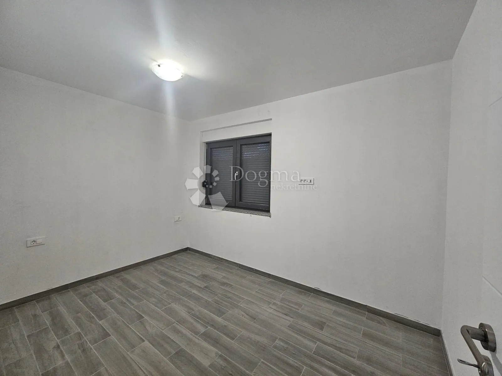 stan, novogradnja, 60m od mora, 3ss + krovna terasa - slika 39