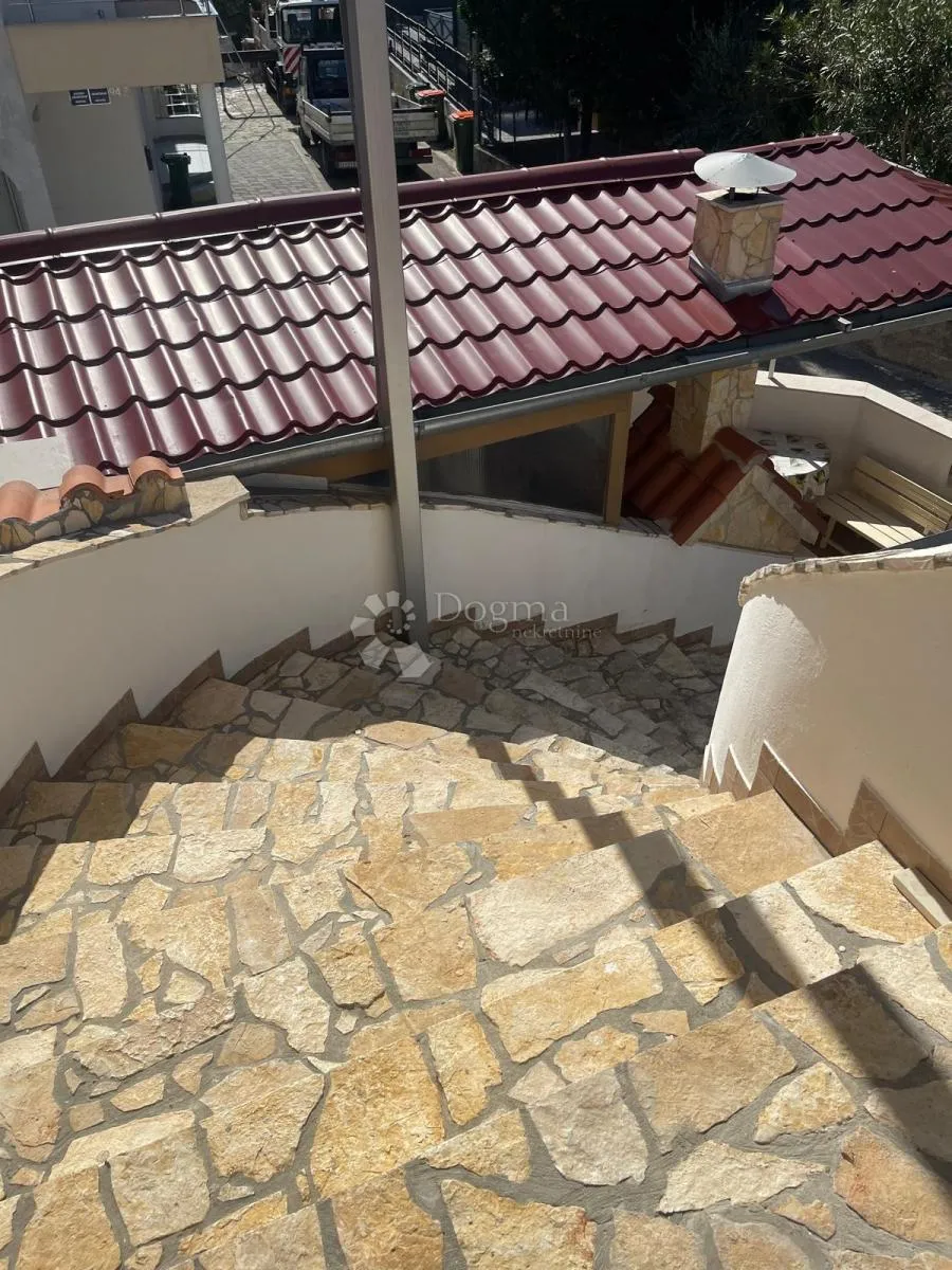 kuća s 3 stana i pogledom na more – blizina mora i centra - slika 20