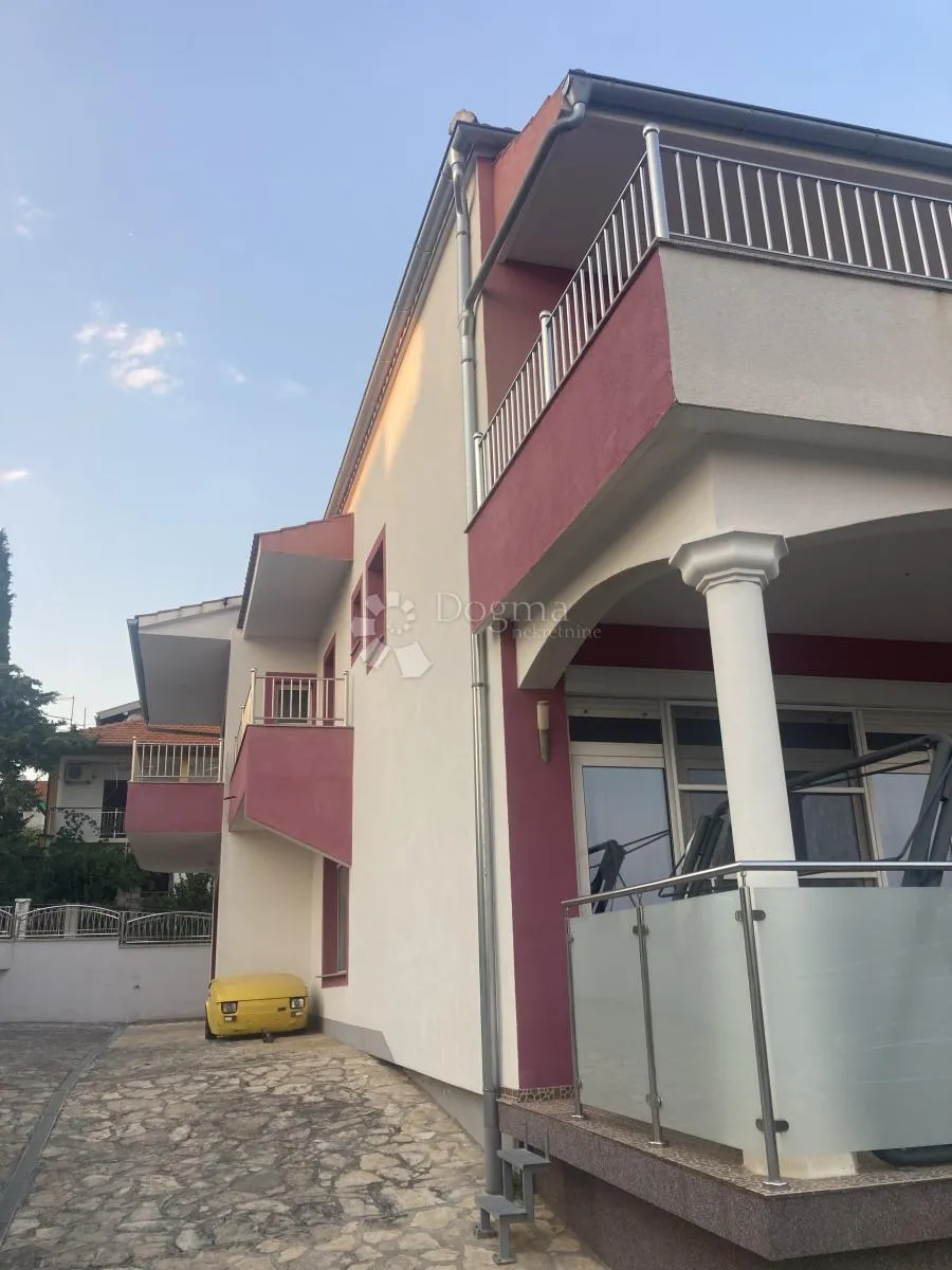 prilika - apartmanska kuća u pirovcu, 1. red do mora - slika 4
