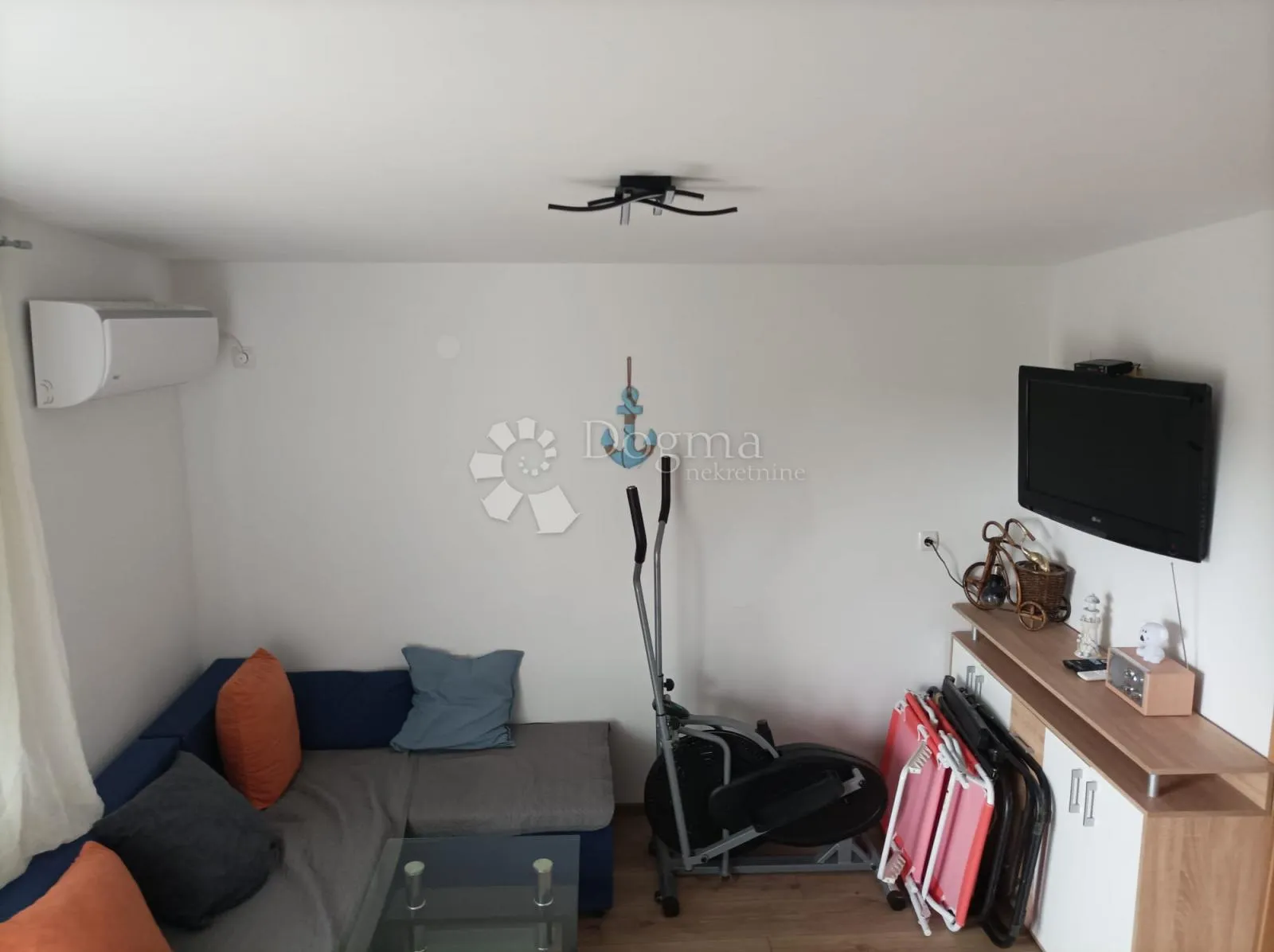 obrovac 2 apartmana 6sb + 2db ogromna okućnica - slika 3