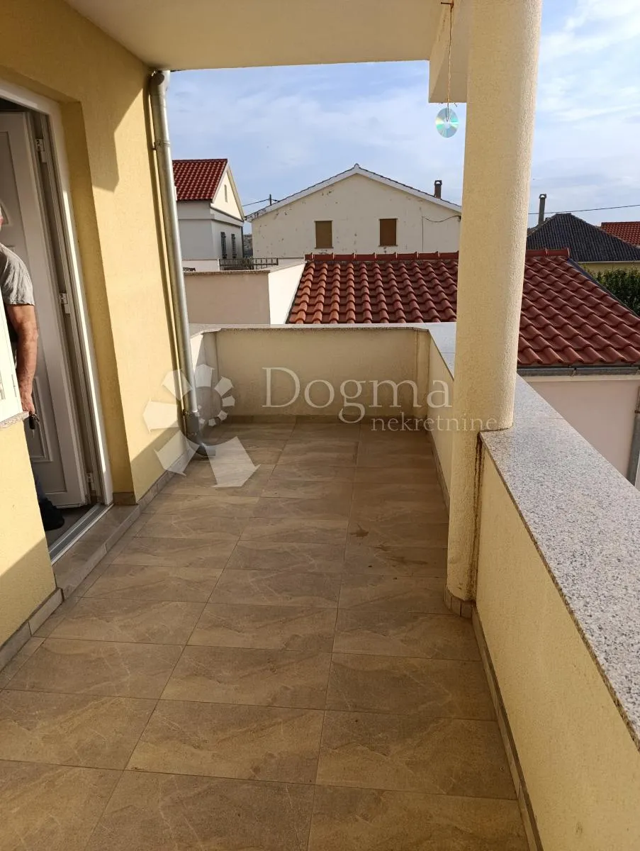 ljubač - kuća s pet stambenih jedinica - slika 30