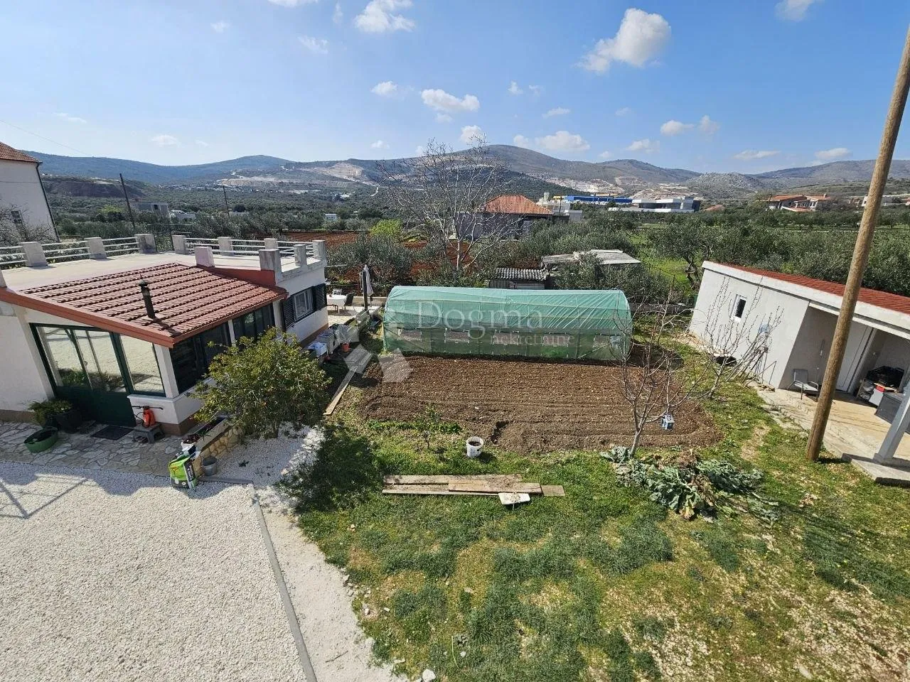 samostojeća kuća s velikom okućnicom i pogledom na more u planom! trogir - slika 24