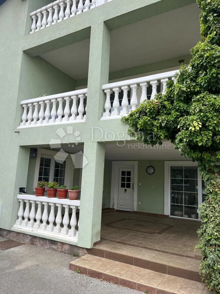 prekrasna vila sa velikom uređenom okućnicom - slika 24