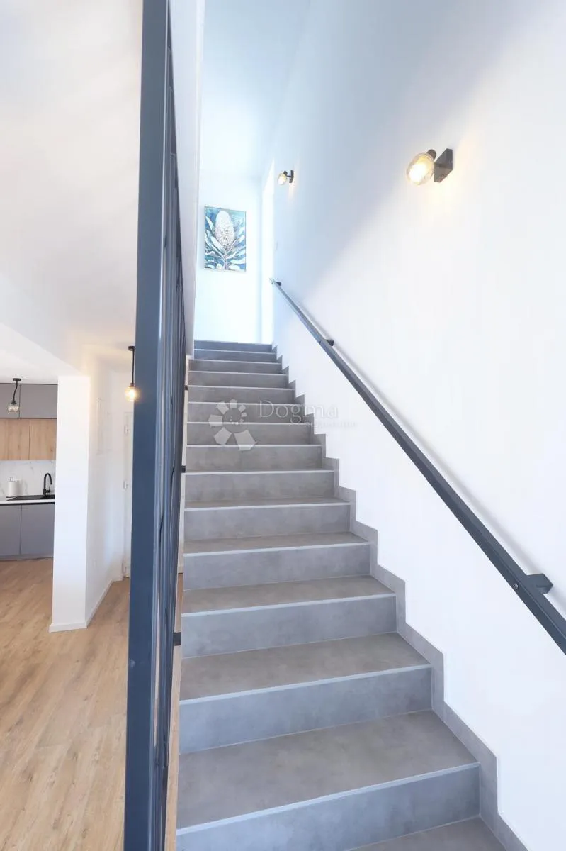 moderna kuća s bazenom -178m2, mirna lokacija - slika 11