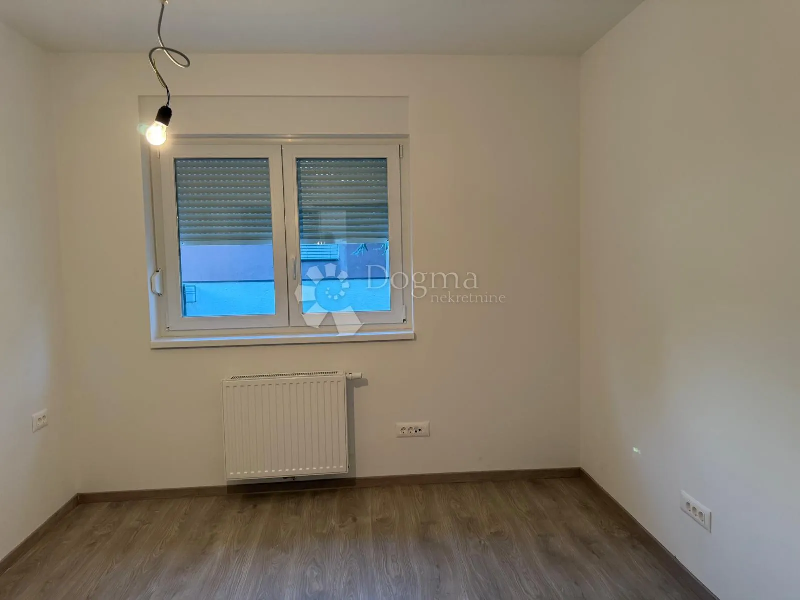 novi trosobni stan sa dvorištem - slika 8