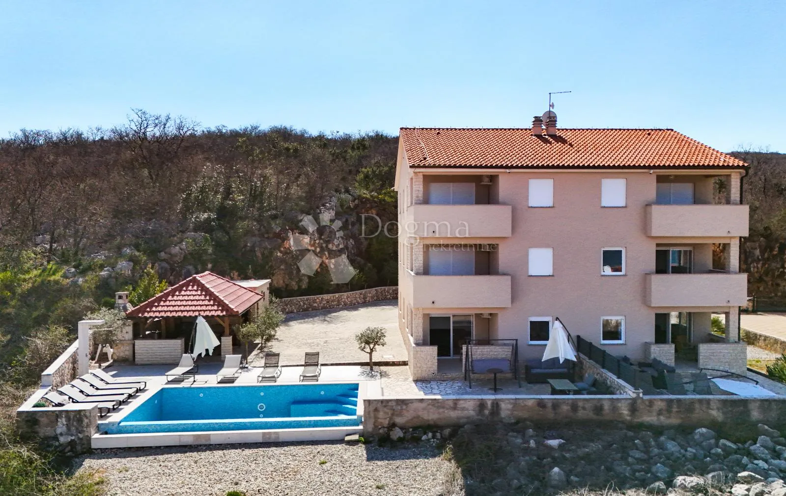 klimno, vila s bazenom i 6 app na svega 250m od mora - slika 3