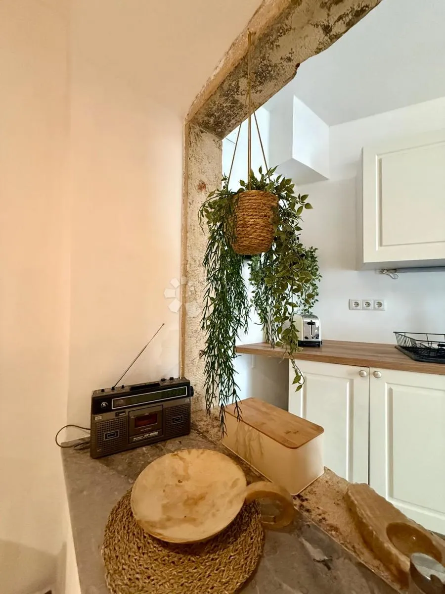 rustikalni studio apartman koji osvaja na prvi pogled – spoj topline, elegancije i mediteranskog šarma - slika 12