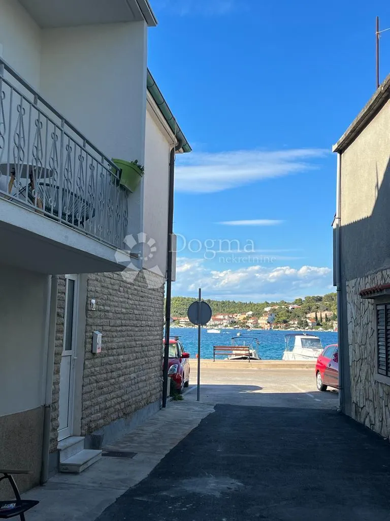 tisno kuća u prvom redu do mora odlična prilika - slika 5