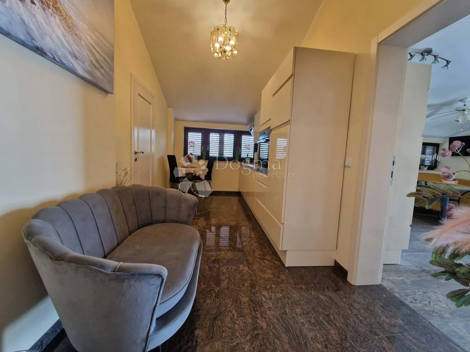 kuća s 4 apartmana - drugi red od mora - slika 47