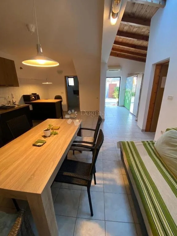 funtana!prilika!uhodana apartmanska kuća na parceli sa velikim potencijalom! - slika 27