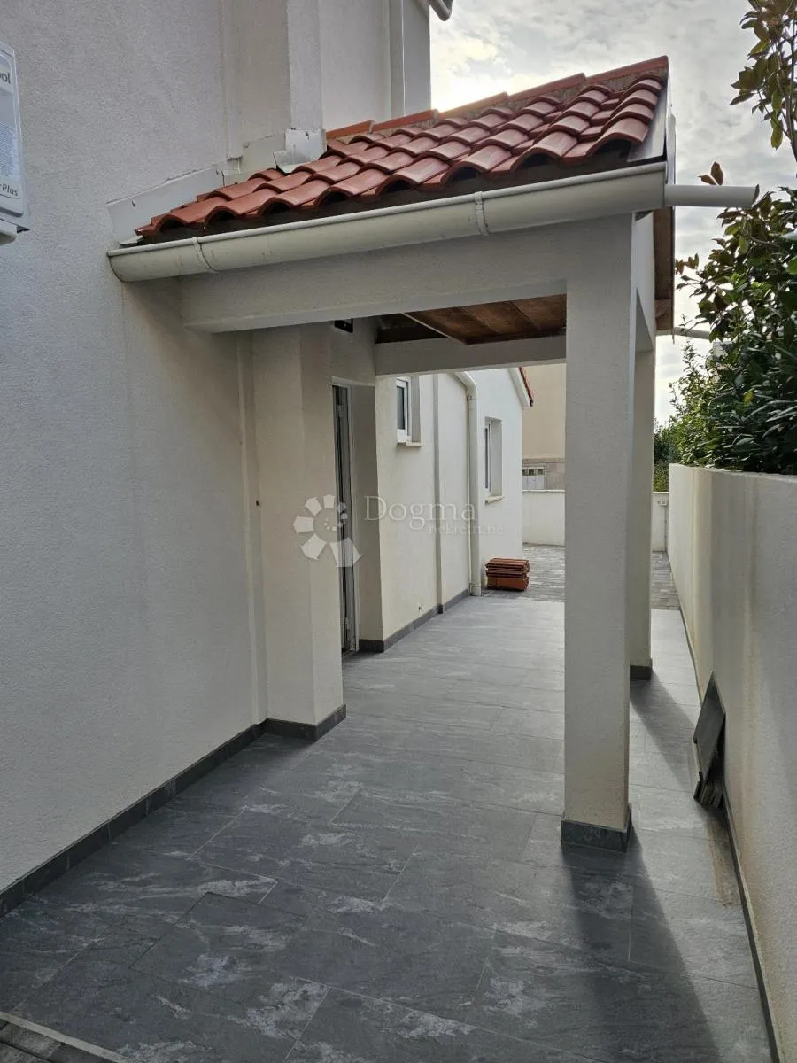 otok pag novalja samostojeća kuća sa tri apartmana - slika 10