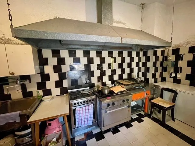 kuća, s restoranom u prizemlju, u centru buja - slika 15