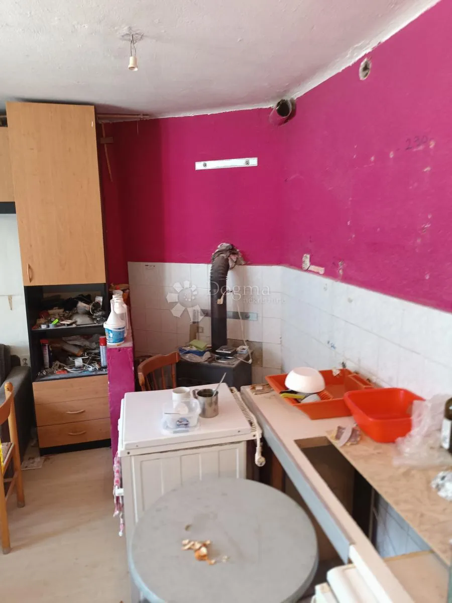 stan u kući za renovaciju - slika 2