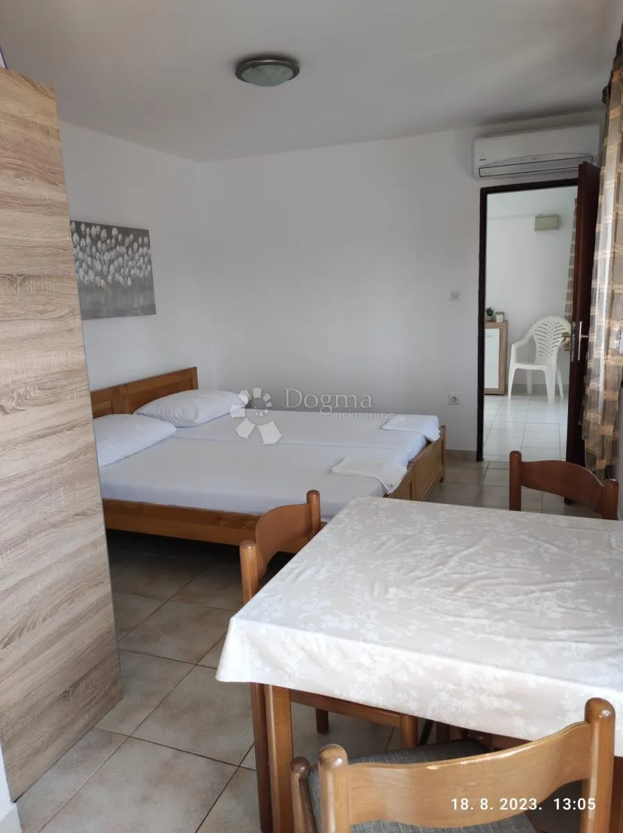 objekt sa tri zasebna apartmana, tražena lokacija kraj mora - slika 14