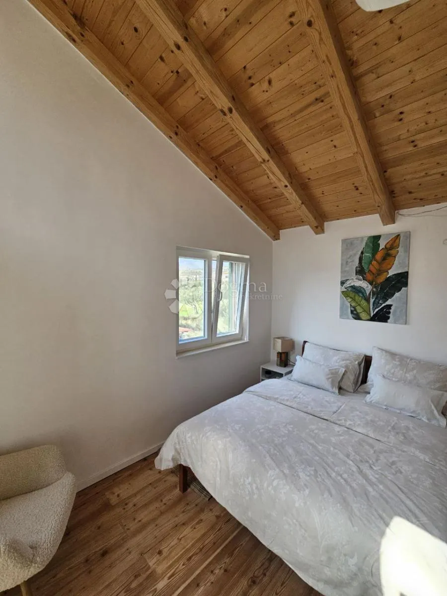 samostojeća kuća s velikom okućnicom i pogledom na more u planom! trogir - slika 5