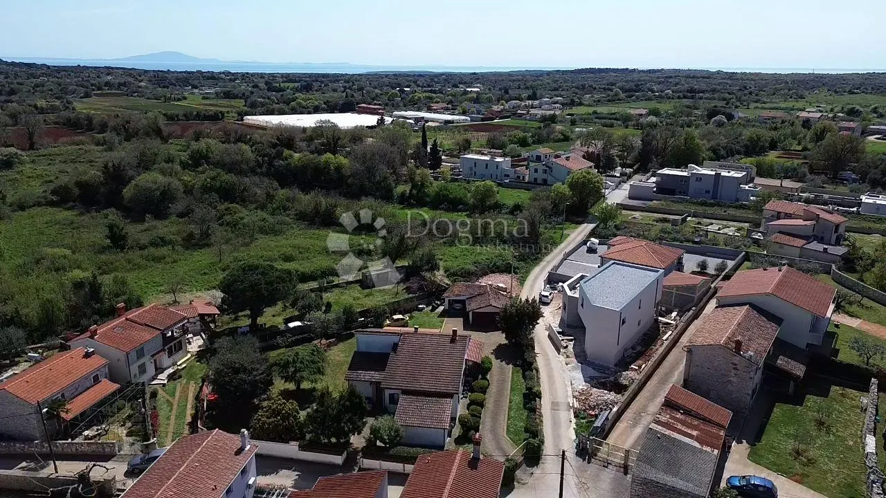 atraktivna vila u šišanu s dva odvojena stana i bazenom, blizina mora - slika 10