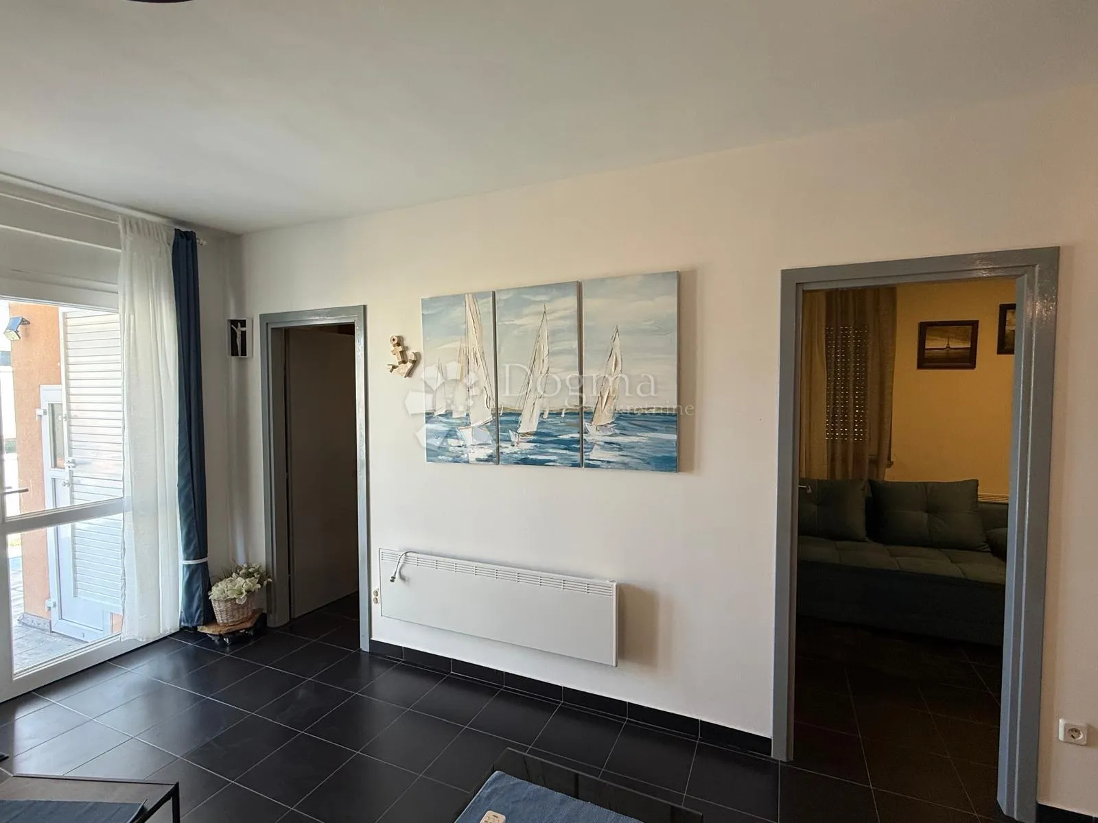 prostran moderan apartman velike terase 200 m od mora - slika 14
