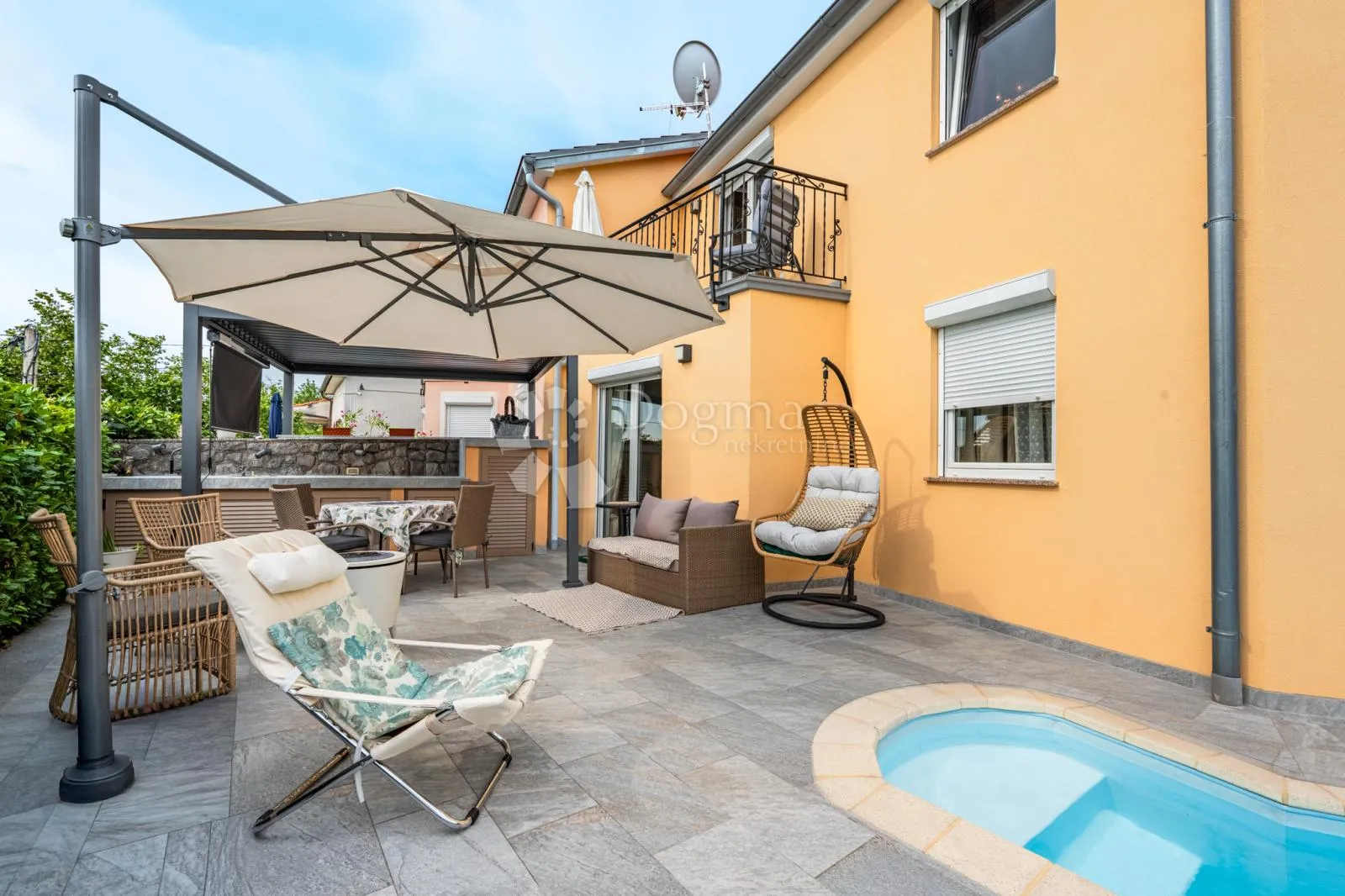 Ika Oprić novija dvojnica 74m² s bazenom, useljiva odmah! - Ika, Opatija