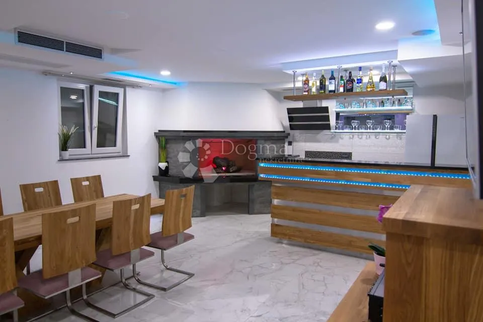 moderna villa na otoku krku s bazenom - slika 32