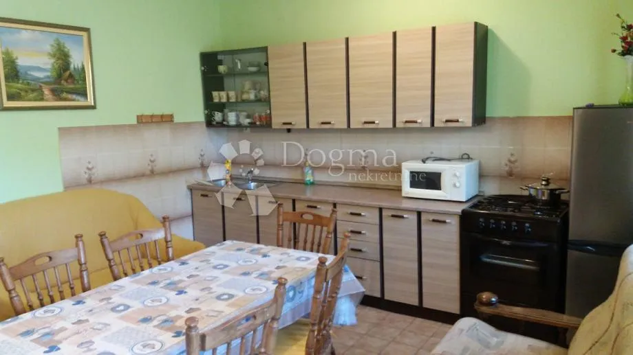kuća sa 2 stana i prostranom građevinskom okućnicom - slika 9