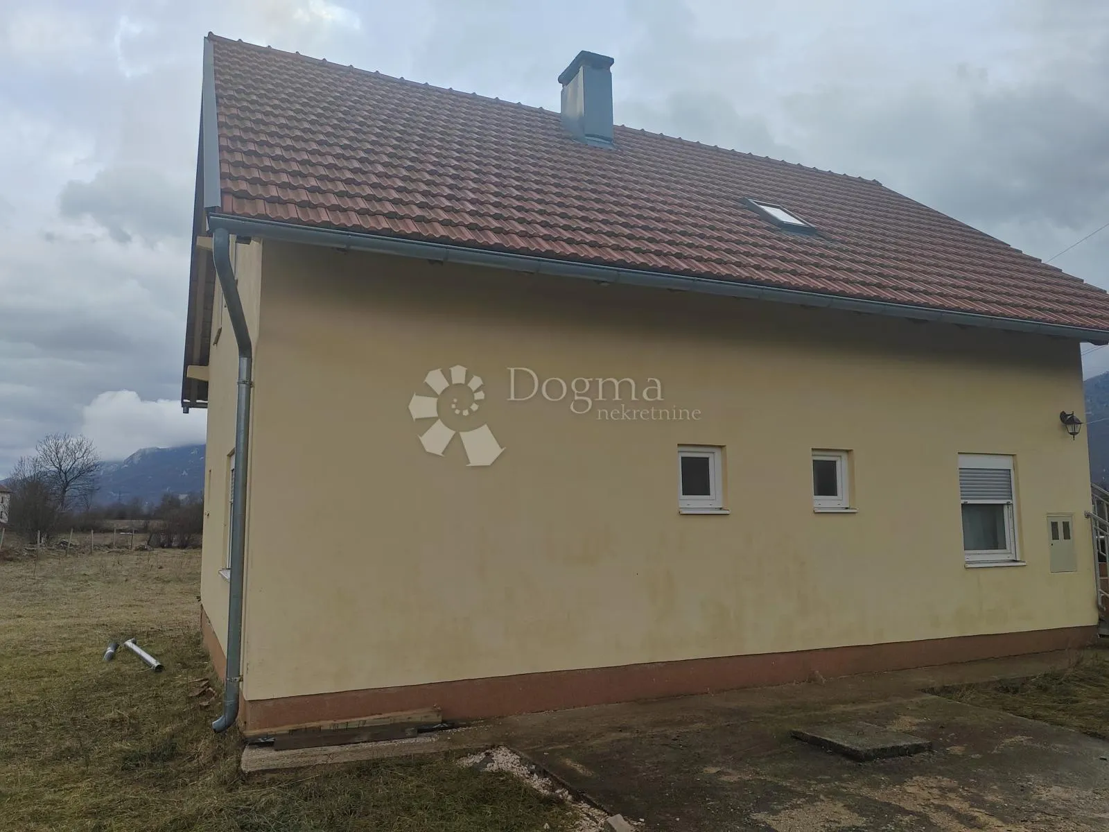 gračac kuća za odmor ili dom sređena s velikom okučnicom - slika 2