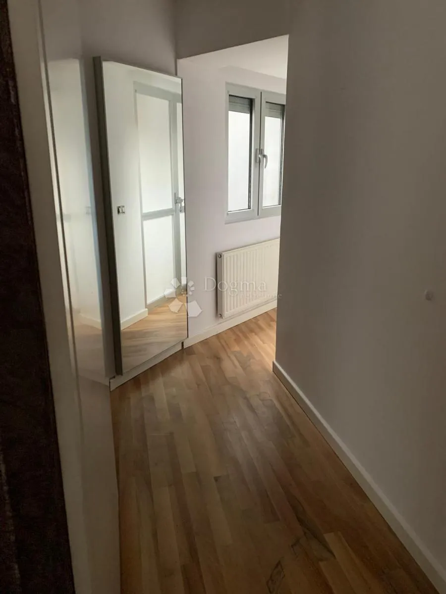 luksuzni troetažni penthouse sa terasom i bazenom - slika 5