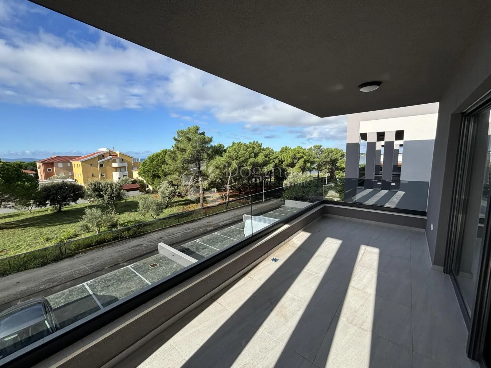 prodaje se luksuzni apartman na otoku viru, 100 m od mora - slika 9