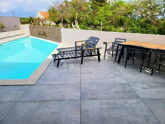 kuća s bazenom i teniskim terenom – rijetkost na tržištu! - slika 22
