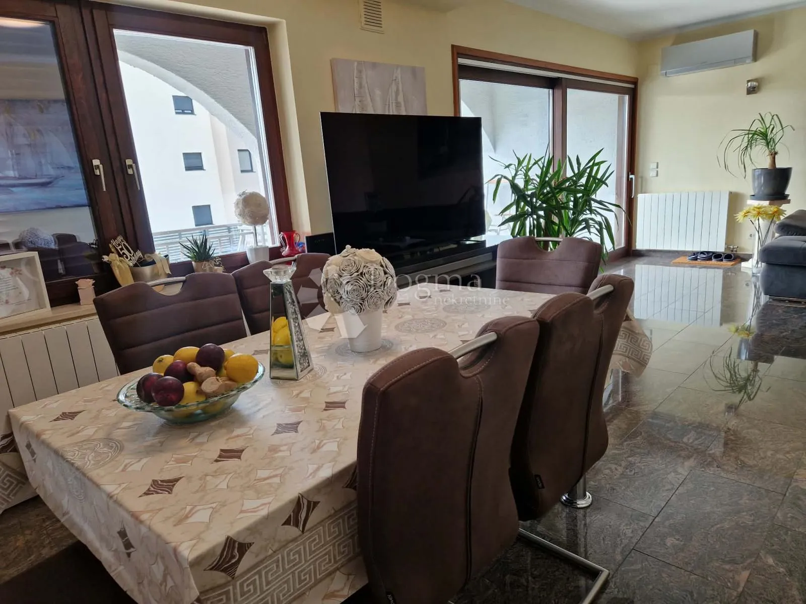 kuća s 4 apartmana - drugi red od mora - slika 3