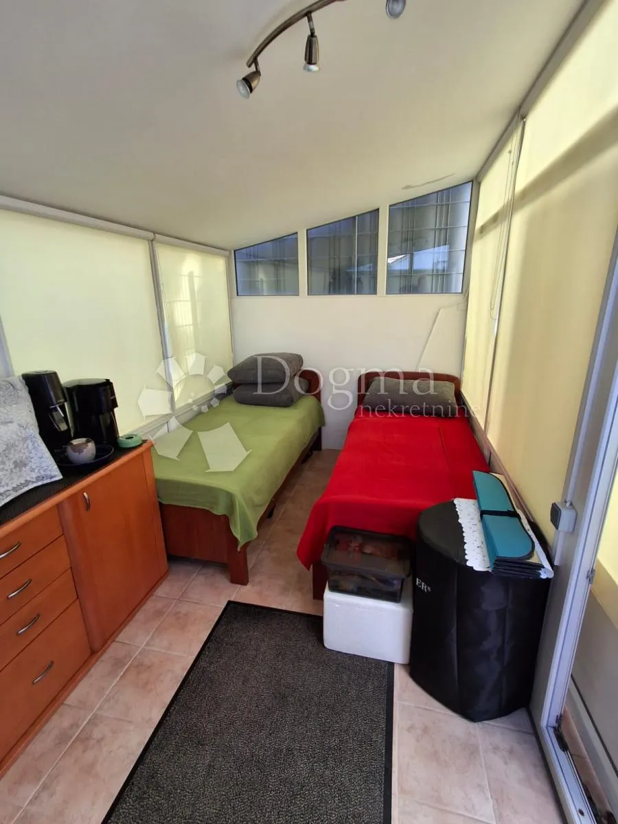 samo kod nas!! lijepo uređeni apartman sa terasom u barbatu - slika 15