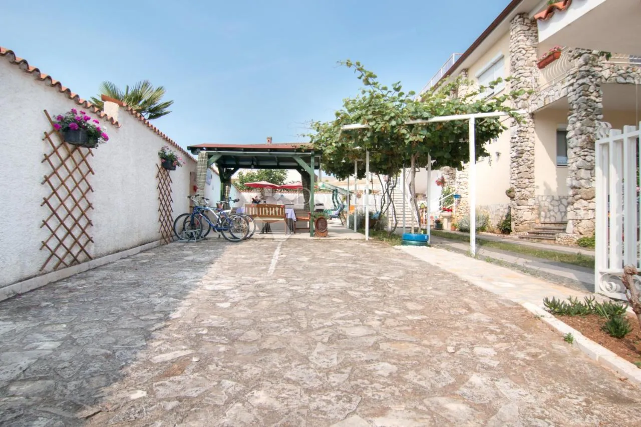 kuća sa bazenom i 4 stambene jedinice - 600m od plaže - slika 61