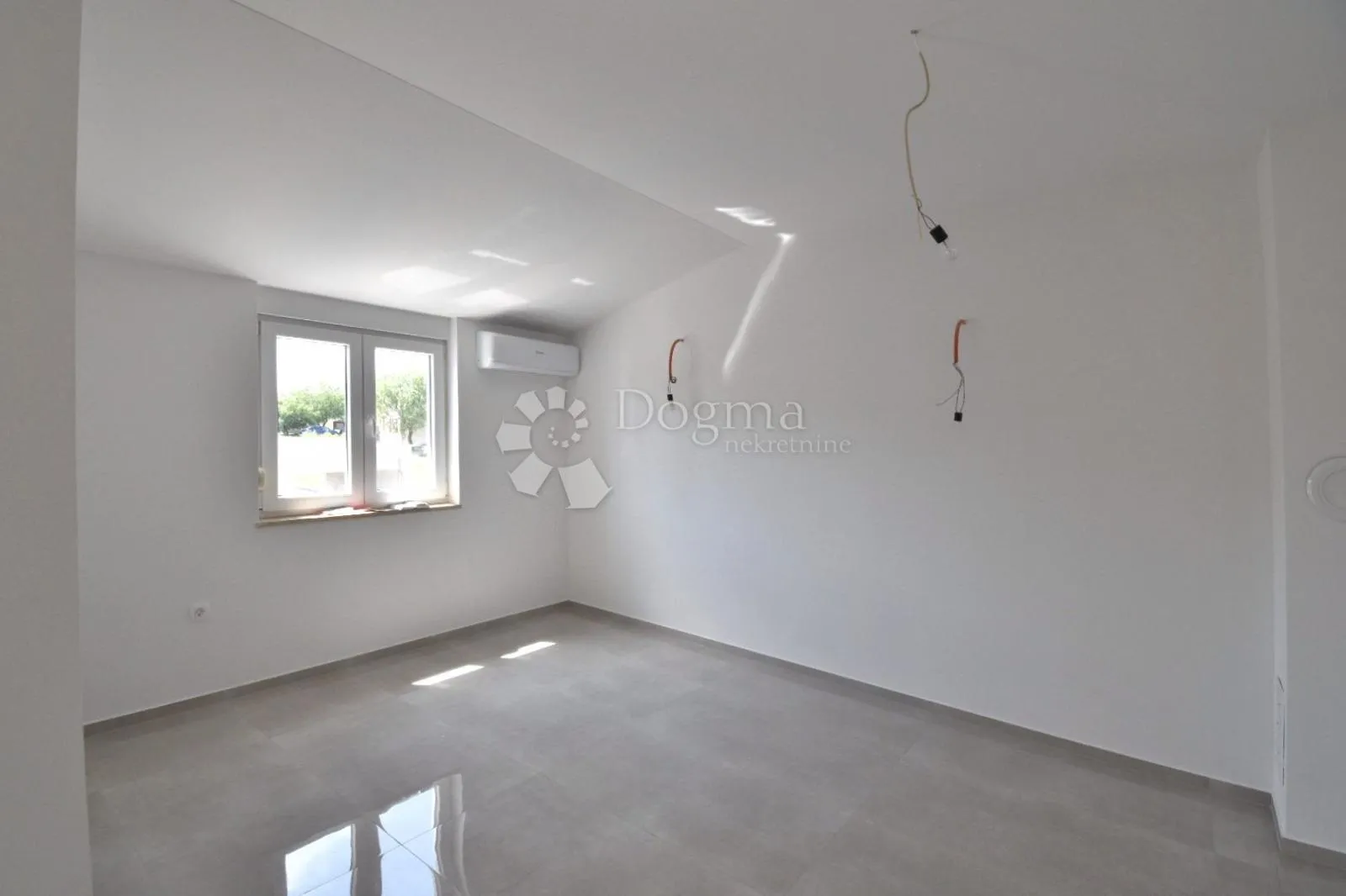 prilika - dva stana + kategorizirani studio apartman! - slika 22