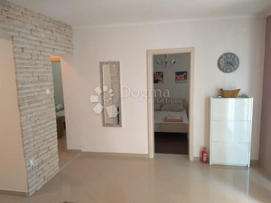 žaborić- predivna apartmanska kuća s pogledom na more - slika 23