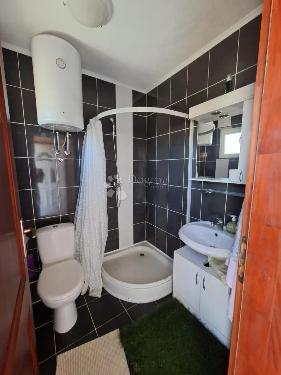 odličan apartman na otoku viru – svega 400 m od mora - slika 8