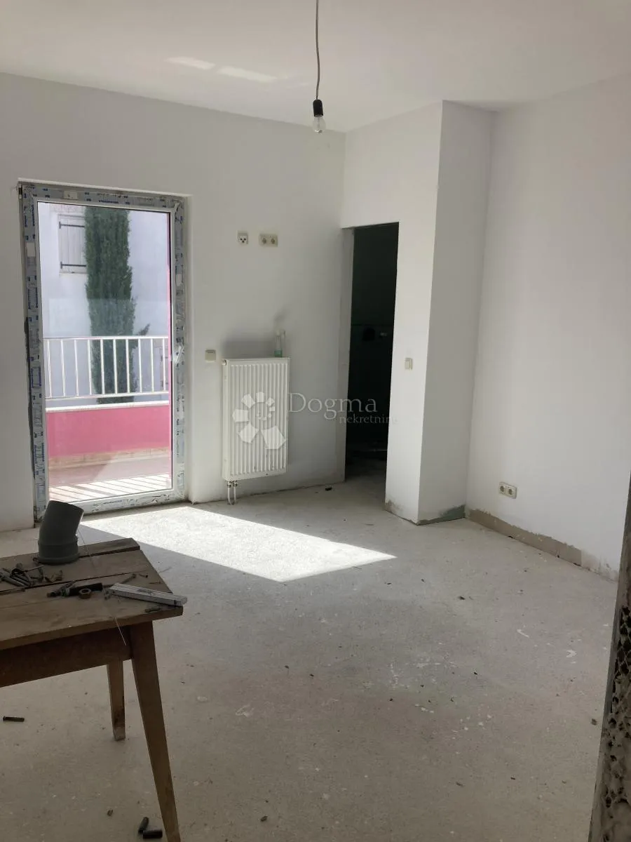 prilika - apartmanska kuća u pirovcu, 1. red do mora - slika 49
