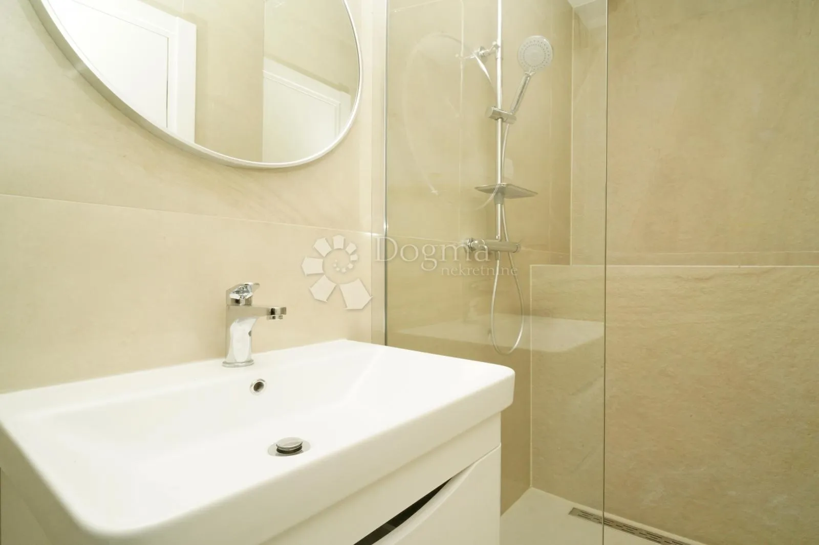 moderna kuća s 2 apartmana- kaštelir - slika 12