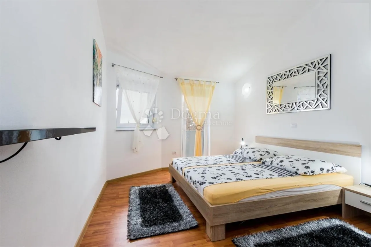 vila sa bazenom na mirnoj lokaciji - slika 20