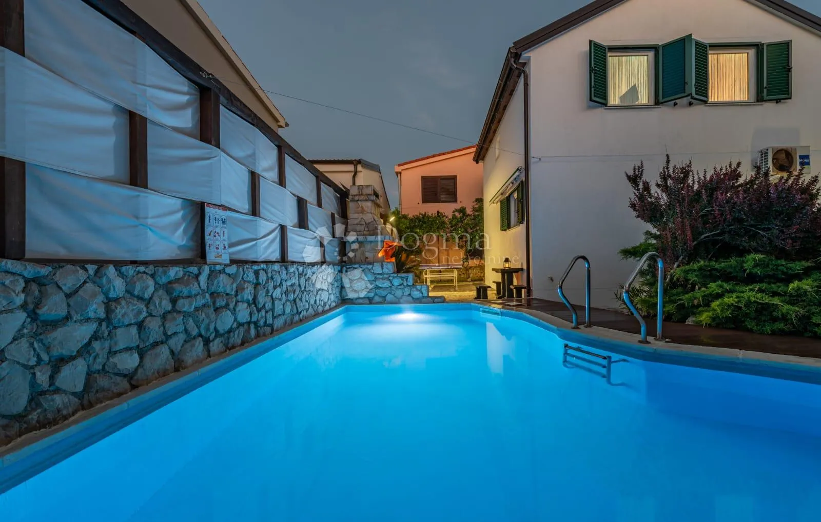 tri apartmana s bazenom - slika 15