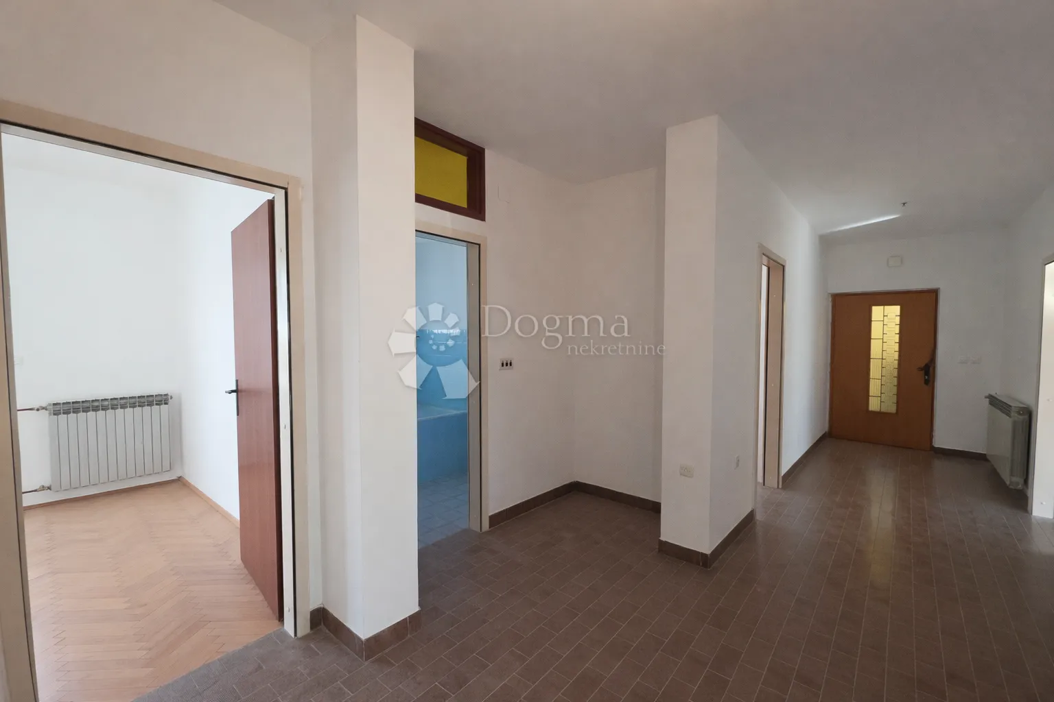 prilika! prostran 3-soban stan za renovaciju – njivice - slika 13