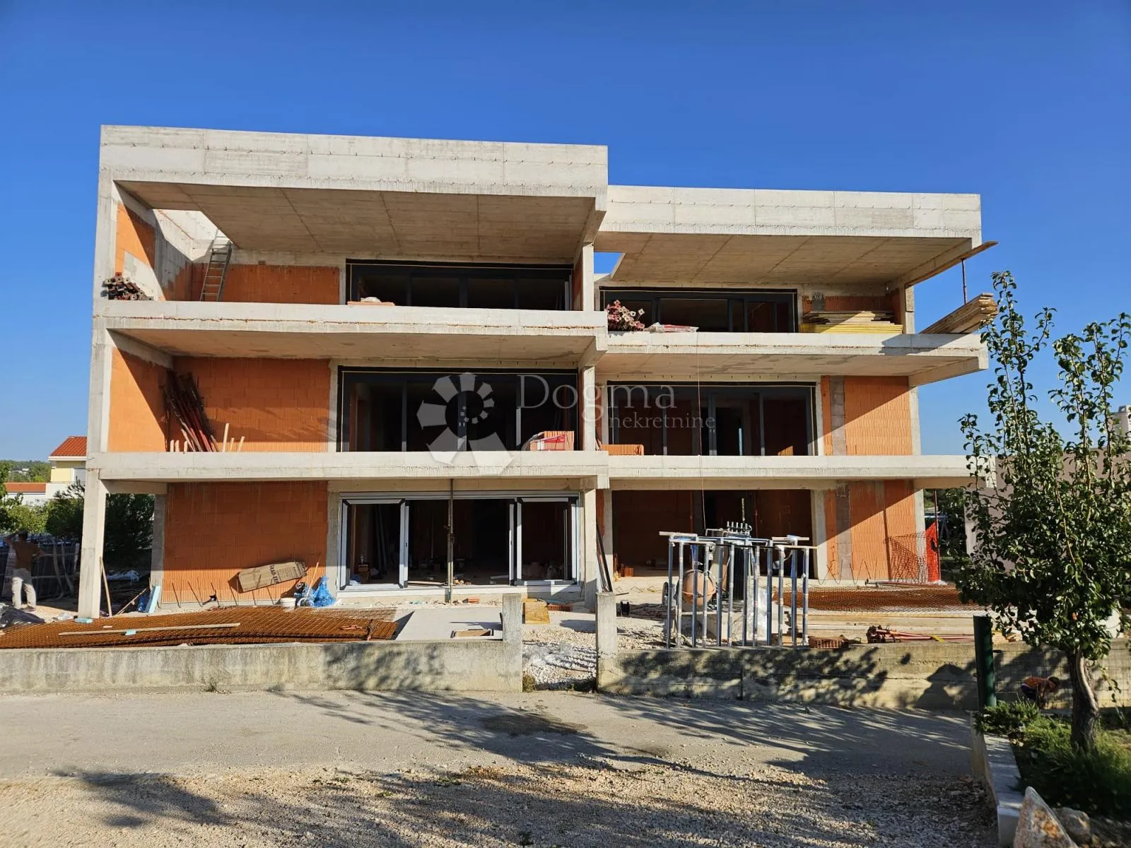 apartman na zadnjoj etaži s krovnom terasom i pogledom na more - slika 19