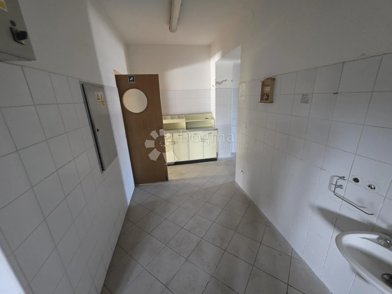 najam restorana 356m² – krušna peć, pečenjara, terasa, veliki parking - slika 9