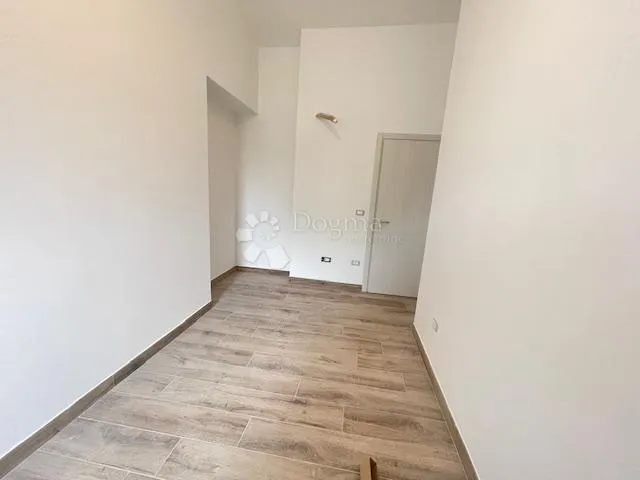 krasna kuća u nizu - slika 8