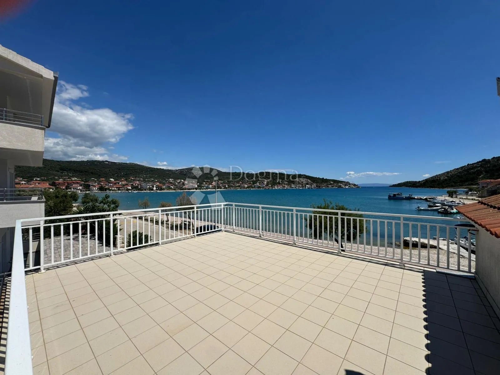Kuća S 3 Apartmana I Poslovnim Prostorom Vinišće - Vinišće, Marina