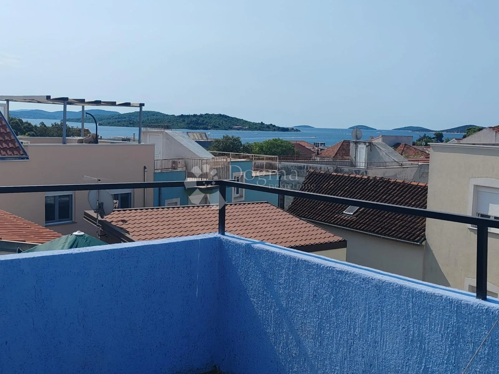 apartman s prostranom terasom koja pruža pogled na more - slika 12