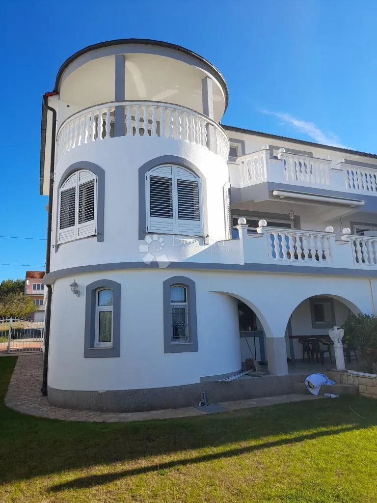 diklo-vila 80m od mora, 7 stambenih jedinica! - slika 2