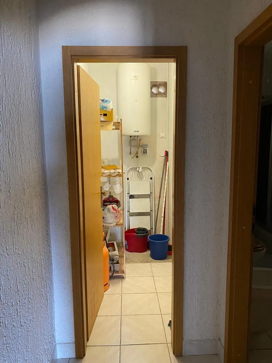 kuća sa tri stana i pogledom na more - slika 10