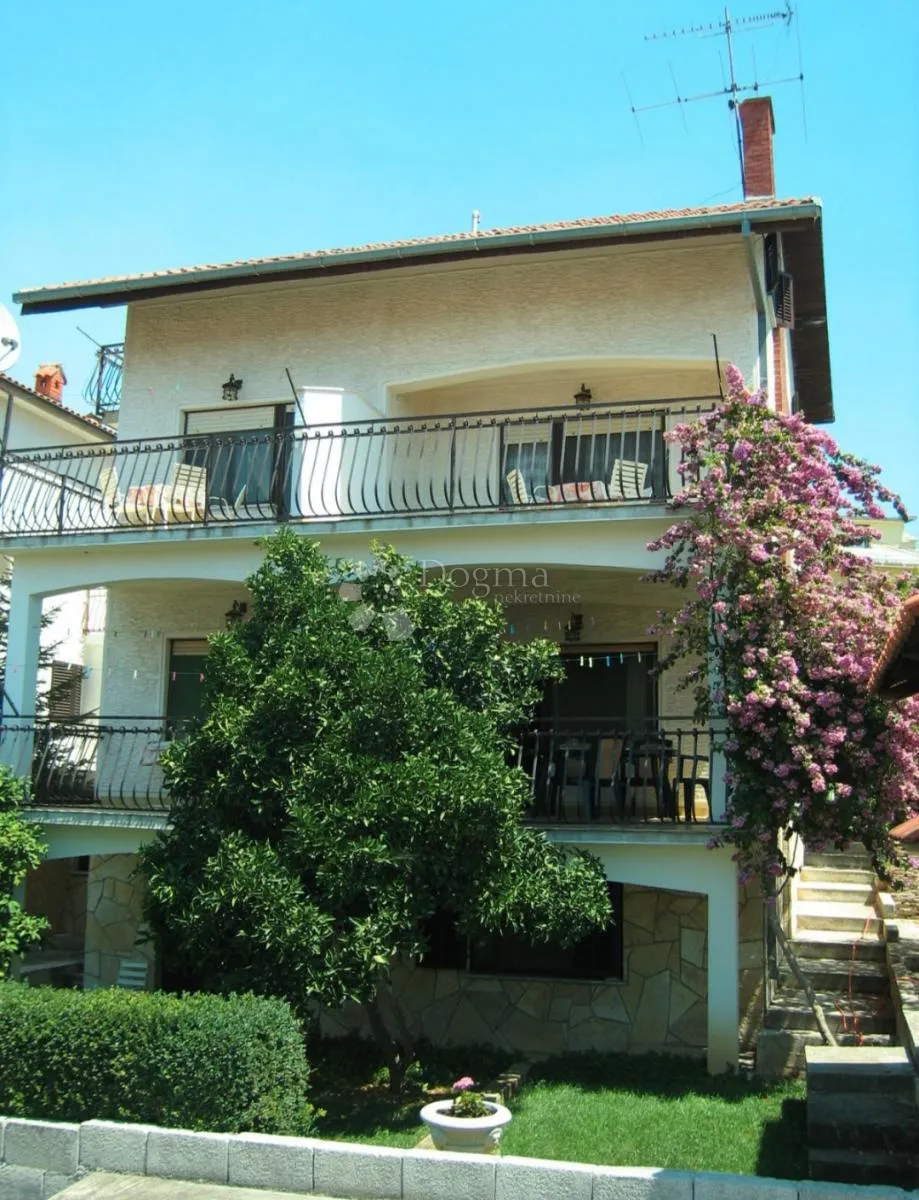 okrug gornji, kuća 400 m², 150 m od mora, prilika - slika 2